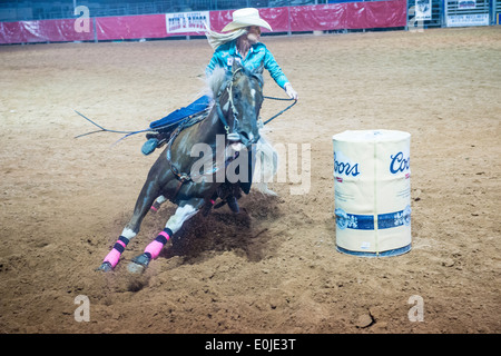 Cowgirl, Teilnahme an einem Lauf-Renn-Wettbewerb in der Clark County Rodeo statt einem Professional Rodeo in Logandale Nevada Stockfoto