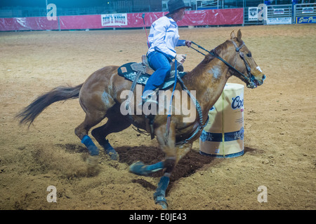 Cowgirl, Teilnahme an einem Lauf-Renn-Wettbewerb in der Clark County Rodeo statt einem Professional Rodeo in Logandale Nevada Stockfoto