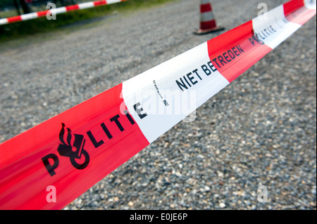 Cordon-Band von der niederländischen Polizei kennzeichnet einen Tatort und untersagt die Weitergabe Stockfoto