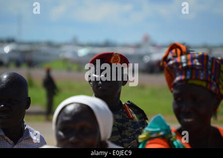 Juba, Südsudan. 11. Mai 2014. Präsident des South Sudan SALVA KIIR kommt zurück nach Juba am Sonntag, 11. Mai 2014, und während einer öffentlichen Versammlung in Juba Airport Kiir beschuldigt Riek Machar Rebellen wegen Verstoßes gegen das Abkommen nach eines Tages und die Angriffe auf drei Standorte im Südsudan. Samir Bol/ZUMAPRESS.com/Alamy © Live-Nachrichten Stockfoto