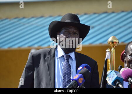 Juba, Südsudan. 11. Mai 2014. Präsident des South Sudan SALVA KIIR kommt zurück nach Juba am Sonntag, 11. Mai 2014, und während einer öffentlichen Versammlung in Juba Airport Kiir beschuldigt Riek Machar Rebellen wegen Verstoßes gegen das Abkommen nach eines Tages und die Angriffe auf drei Standorte im Südsudan. Samir Bol/ZUMAPRESS.com/Alamy © Live-Nachrichten Stockfoto