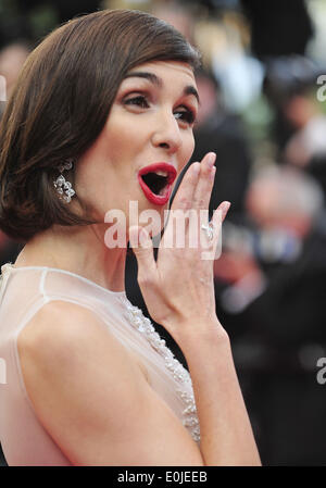 Cannes, Frankreich. 14. Mai 2013. Spanische Schauspielerin Paz Vega reagiert auf dem roten Teppich für die Eröffnungsfeier der 67. Filmfestspiele von Cannes in Cannes, Frankreich, 14. Mai 2013. Das Festival läuft vom 14 Mai bis 25. Bildnachweis: Ye Pingfan/Xinhua/Alamy Live-Nachrichten Stockfoto