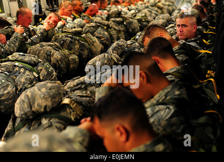 Soldaten der US-Armee vorzubereiten, während einer simulierten Hilfsmission für eine operative Readiness Evaluation (ORE), Joint Fallschirm Stockfoto