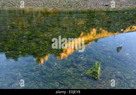 Bergen bei Sonnenaufgang spiegelt sich im Wasser, Sa Calobra, Serra de Tramuntana Gebirge Mallorca, Spanien Stockfoto