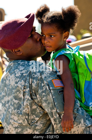 Capt Luis Etienne, der 7th Special Forces Group, gibt seine Tochter Ella-Marie, einen Kuss während der 7th Special Forces Group Stockfoto