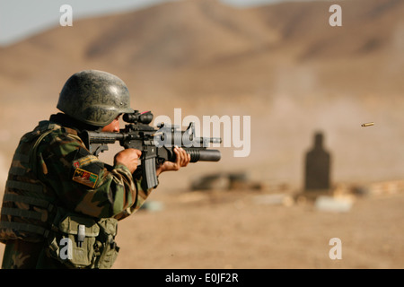 Eine Kommando mit der 9. Commando Kandak bewegt sich auf und feuert auf sein Ziel, während ein Gewehr Einarbeitung Bohrer bei einem Gewehr-ra Stockfoto