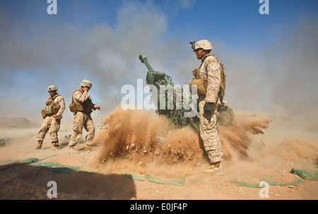 Eine Haubitze M777 Tritte Felsen und Staub in der Luft nach dem Brand während einer letzten Mission. Die Marines mit Charlie Batterie, 1st Stockfoto