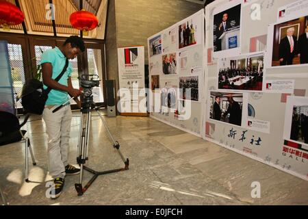 Pretoria, Südafrika. 14. Mai 2014. Ein südafrikanischer Journalist schießt video Fotos auf dem Display während der Xinhua-Galerie-Ausstellung bei der chinesischen Botschaft in Südafrika in Pretoria, Südafrika, 14. Mai 2014 statt. Die Fotos auf dem Display zeigt die unvergesslichen Momente der Beziehungen zwischen China und Südafrika seit 2013 und der chinesische Ministerpräsident Li Keqiang Afrika-Tour, Äthiopien, Nigeria, Angola, Kenia und der Afrikanischen Union Mai dieses Jahres. © Li Jing/Xinhua/Alamy Live-Nachrichten Stockfoto