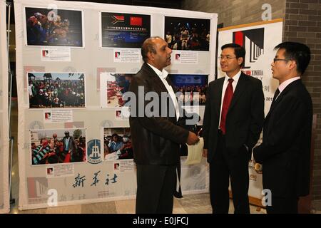 Pretoria, Südafrika. 14. Mai 2014. Südafrikanischer Journalist (L) spricht mit Ausstellungsorganisatoren während der Xinhua-Galerie-Ausstellung bei der chinesischen Botschaft in Südafrika in Pretoria, Südafrika, 14. Mai 2014 statt. Die Fotos auf dem Display zeigt die unvergesslichen Momente der Beziehungen zwischen China und Südafrika seit 2013 und der chinesische Ministerpräsident Li Keqiang Afrika-Tour, Äthiopien, Nigeria, Angola, Kenia und der Afrikanischen Union Mai dieses Jahres. © Li Jing/Xinhua/Alamy Live-Nachrichten Stockfoto