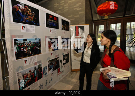 Pretoria, Südafrika. 14. Mai 2014. Südafrikanischer Journalist (R) zeigt Fotos während der Xinhua-Galerie-Ausstellung bei der chinesischen Botschaft in Südafrika in Pretoria, Südafrika, 14. Mai 2014 statt. Die Fotos auf dem Display zeigt die unvergesslichen Momente der Beziehungen zwischen China und Südafrika seit 2013 und der chinesische Ministerpräsident Li Keqiang Afrika-Tour, Äthiopien, Nigeria, Angola, Kenia und der Afrikanischen Union Mai dieses Jahres. © Li Jing/Xinhua/Alamy Live-Nachrichten Stockfoto