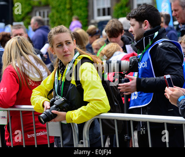 Fotografen in der Menge auf die Ankunft der Fahrer in die Freunde Leben Womens Tour Radrennen. Bury St Edmunds 05.11.14 Stockfoto