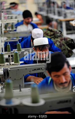 KABUL, AFGHANISTAN - Mitarbeiter der Firma Abdul Wasi spontan produzieren neue Uniformen für die afghanische Armee (ANA) im Juli Stockfoto