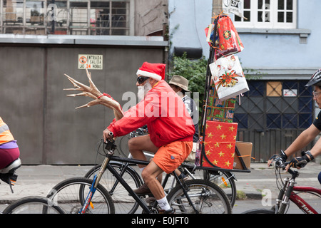 Reifer Mann mit dem Fahrrad, verkleidet als Weihnachtsmann auf Auto freien Sonntag Stockfoto