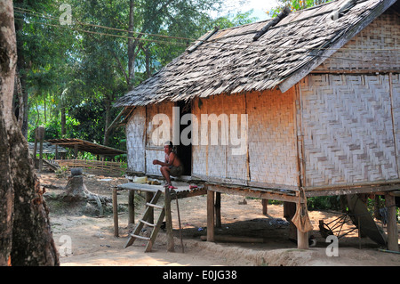 Traditionelle Hmong Dorfhaus auf Stelzen an den Ufern des The Mekong River, Nordlaos, Laos, Südostasien Stockfoto