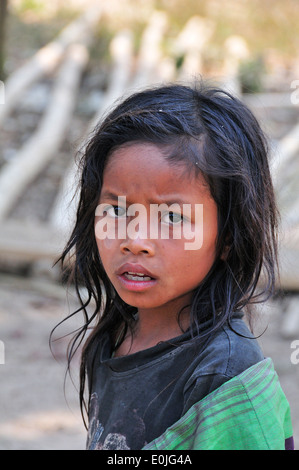 Junges Mädchen mit langen schwarzen Haaren von einem Hmong Dorf leben entlang des Mekong, nördlichen Laos, Lao, Südostasien Stockfoto