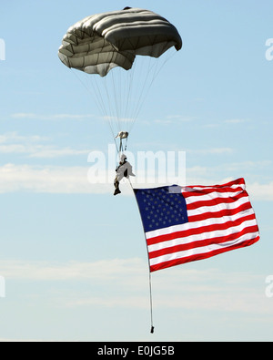 JOINT BASE LEWIS-MCCHORD, Washington – ein Flieger Fallschirme zu Boden aus einer c-17 Globemaster III während des Streamings Amerikanerin Stockfoto