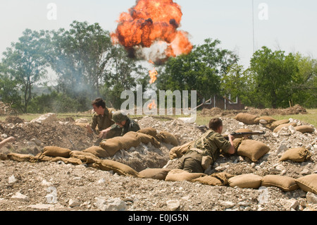 Reenactment-Enthusiasten neu eine Schlacht aus dem zweiten Weltkrieg auf Lager Mabry, Austin, Texas, April 16. Die Show für Service-Mitglied Stockfoto