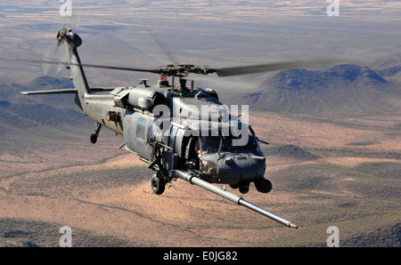 US Air Force HH-60 Pave Hawk Hubschrauber zugewiesen der 66. Rescue Squadron Nellis AFB, Nevada, Manöver hinter eine HC-130, pe Stockfoto