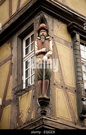 Wooden, Skulptur Fensterplatz in der alten Stadt, Colmar, Frankreich. Stockfoto