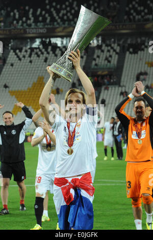 Turin, Italien. 14. Mai 2014. Sivilia Spieler feiern mit der Trophäe am Ende der UEFA Europa League Finale Fußballspiel zwischen Sevilla FC und SL Benfica Fußball bei Juventus Stadium am 14. Mai 2014 in Turin, Italien. Bildnachweis: Franco Romano/NurPhoto/ZUMAPRESS.com/Alamy Live-Nachrichten Stockfoto