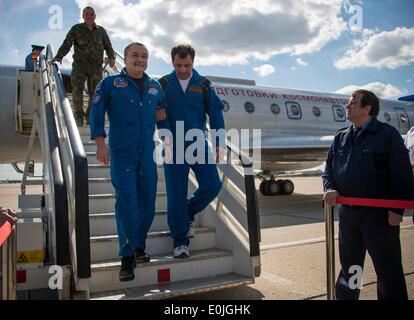 ISS-Expedition 39 Flugingenieur Mikhail Tyurin der russischen Federal Space Agency wird nach Hause nach seiner Rückkehr am Chkalovsky Flughafen ein paar Stunden nach der Landung in das Raumschiff Sojus TMA - 11 M in Kasachstan 14. Mai 2014 in Russland begrüßt. Wakata, Tyurin und Mastracchio Rückkehr zur Erde nach mehr als sechs Monate an Bord der internationalen Raumstation ISS, wo sie als Mitglieder der Expedition 38 und 39 Mannschaften dienten. Stockfoto