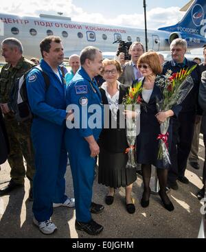 ISS-Expedition 39 Flugingenieur Mikhail Tyurin der russischen Federal Space Agency wird nach Hause nach seiner Rückkehr am Chkalovsky Flughafen ein paar Stunden nach der Landung in das Raumschiff Sojus TMA - 11 M in Kasachstan 14. Mai 2014 in Russland begrüßt. Wakata, Tyurin und Mastracchio Rückkehr zur Erde nach mehr als sechs Monate an Bord der internationalen Raumstation ISS, wo sie als Mitglieder der Expedition 38 und 39 Crew serviert. Stockfoto