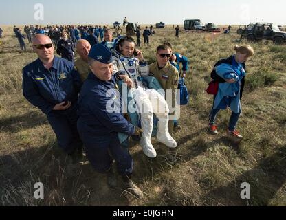 ISS-Expedition 39 Kommandant Koichi Wakata der Japan Aerospace Exploration Agency in einem Stuhl, einem medizinischen Zelt, nur wenige Minuten nach der Landung mit anderen Expedition-Crew-Mitglieder in das Raumschiff Sojus TMA - 11 M 14. Mai 2014 in der Nähe der Stadt Zhezkazgan, Kasachstan erfolgt. Wakata, Tyurin und Mastracchio Rückkehr zur Erde nach mehr als sechs Monate an Bord der internationalen Raumstation ISS, wo sie als Mitglieder der Expedition 38 und 39 Mannschaften dienten. Stockfoto