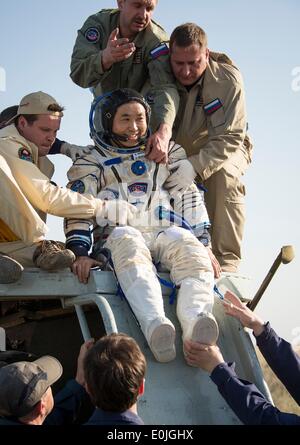 ISS-Expedition 39 Kommandant Koichi Wakata der Japan Aerospace Exploration Agency ist aus der Kapsel nur wenige Minuten nach der Landung mit anderen Expedition-Crew-Mitglieder in das Raumschiff Sojus TMA - 11 M 14. Mai 2014 in der Nähe der Stadt Zhezkazgan, Kasachstan geholfen. Wakata, Tyurin und Mastracchio Rückkehr zur Erde nach mehr als sechs Monate an Bord der internationalen Raumstation ISS, wo sie als Mitglieder der Expedition 38 und 39 Mannschaften dienten. Stockfoto