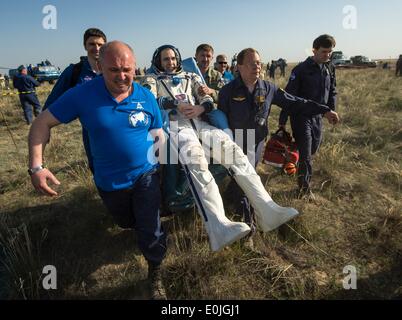 ISS-Expedition 39 Flight Engineer Rick Mastracchio der NASA in einem Stuhl, einem medizinischen Zelt, nur wenige Minuten nach der Landung mit anderen Expedition-Crew-Mitglieder in das Raumschiff Sojus TMA - 11 M 14. Mai 2014 in der Nähe der Stadt Zhezkazgan, Kasachstan erfolgt. Wakata, Tyurin und Mastracchio Rückkehr zur Erde nach mehr als sechs Monate an Bord der internationalen Raumstation ISS, wo sie als Mitglieder der Expedition 38 und 39 Mannschaften dienten. Stockfoto