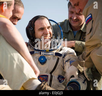 ISS-Expedition 39 Flight Engineer Rick Mastracchio der NASA ist aus der Kapsel nur wenige Minuten nach der Landung mit anderen Expedition-Crew-Mitglieder in das Raumschiff Sojus TMA - 11 M 14. Mai 2014 in der Nähe der Stadt Zhezkazgan, Kasachstan geholfen hat. Wakata, Tyurin und Mastracchio Rückkehr zur Erde nach mehr als sechs Monate an Bord der internationalen Raumstation ISS, wo sie als Mitglieder der Expedition 38 und 39 Mannschaften dienten. Stockfoto