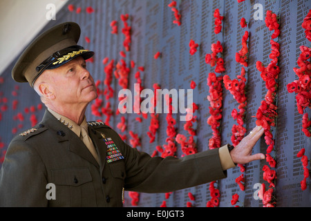 Kommandant des Marine Corps General James F. Amos besucht das Australian War Memorial in Canberra, Australien, 8. August 2012. Amos Stockfoto