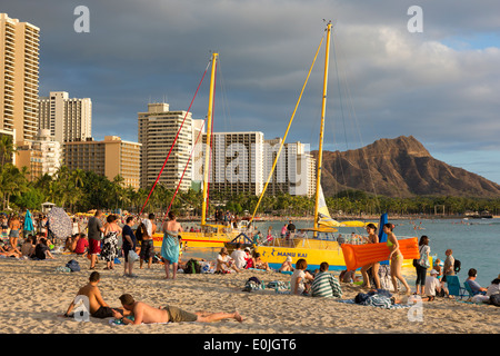 Zwei Katamaran am Waikiki Beach und Diamond Head, Honolulu, Oahu, Hawaii Stockfoto