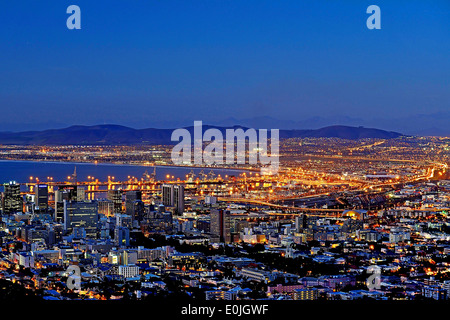 Blick Vom Signal Hill Auf Kapstadt Zur Blauen Stunde, Western Cape, Westkap, Suedafrika, Afrika Stockfoto