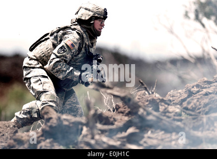 Ein Soldat, 558th Military Police Company, 728th MP-Bataillon, 8. MP-Brigade von Schofield Barracks, Hawaii, En zugewiesen Stockfoto