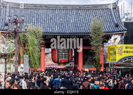 Menschenmassen in Sensoji-Tempel in Japan Stockfoto