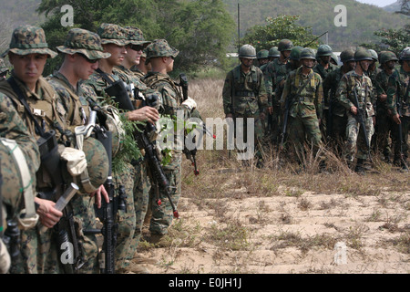 Royal Thai Marines und Marines und Segler aus der 31. Marine Expeditionary Unit Praxis eine amphibische Übung durin Stockfoto