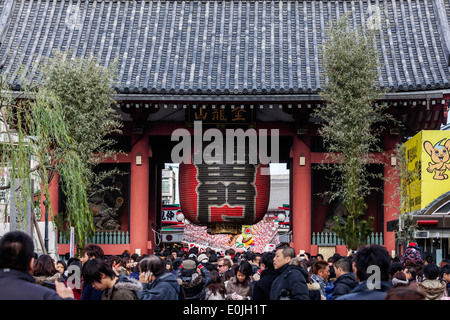 Menschenmassen in Sensoji-Tempel in Japan Stockfoto