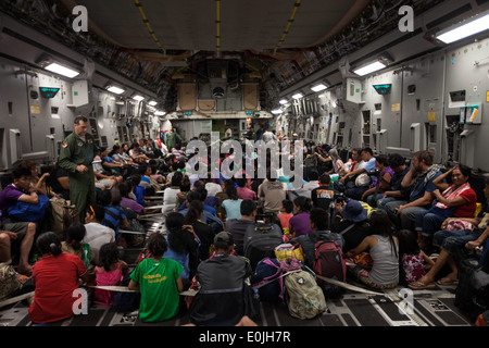 Vertriebenen Filipino und anderen internationalen Personals vorbereiten für den Start in eine c-17 Globemaster III mit 535th Luftbrücke Stockfoto