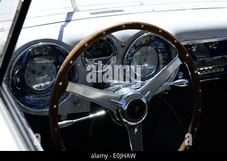 Armaturenbrett eines klassischen Sportwagens Briggs Cunningham. Stockfoto