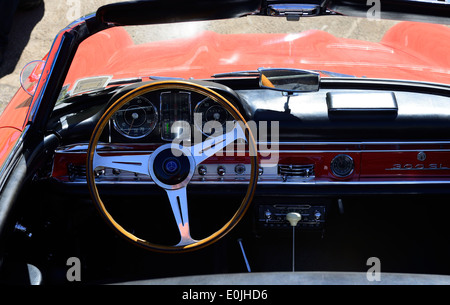 Armaturenbrett eines klassischen Mercedes Benz 300SL Stockfoto