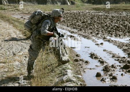 US Army Spc. Samuel Wetzl-aus Youngstown, Ohio, erhält Sicherheit während einer kurzen Pause während auf einer mehrtägigen Mission in der Nähe von Sa Stockfoto