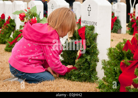 KILLEEN, Texas--Carley Lawry, 5, legt einen Kranz auf einen Grabstein auf dem Zentralfriedhof Texas State Veteranen 30. November 2013. Stockfoto