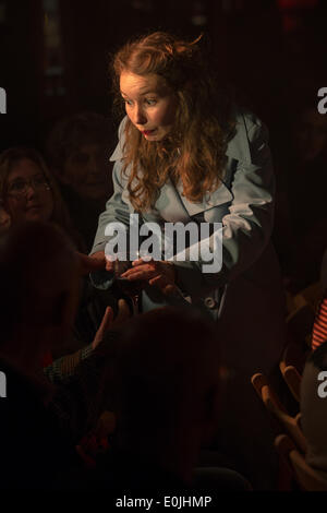 Brighton Spiegletent, Old Steine, Brighton, City of Brighton & Hove, East Sussex, Großbritannien. Lost in Transit Show ist eine Mischung aus Kabarett und Theater, die im Brighton Fringe 2014 aufgeführt wird. Dieses Bild zeigt Marion Deprez in der Hauptrolle. Brighton Spiegeltent. Mai 2014. David Smith/Alamy Live News Stockfoto