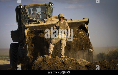 Bekämpfung von Lance Cpl. Steven Reese, 21, Ingenieur, Ingenieur-Unternehmen, Bekämpfung Logistik-Bataillon 3, 2. Marine Logistics Group (Forwa Stockfoto