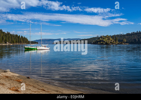 Boote an einem schönen ruhigen Tag im Lake Tahoe. Stockfoto