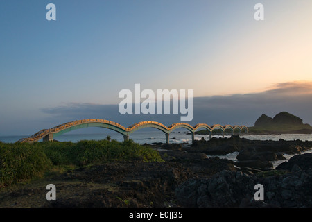 Acht-Bogenbrücke Kreuz-Ocean Dawn, Sansiantai, Taitung County, Taiwan Stockfoto
