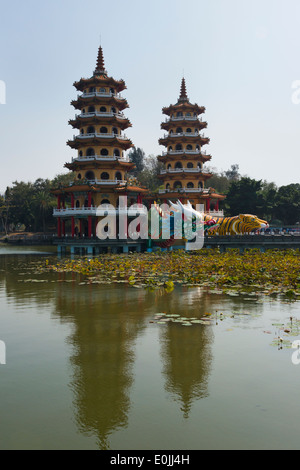 Drachen und Tiger Pagoden, Lotus Lake, Kaohsiung, Taiwan Stockfoto