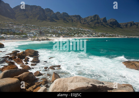 Zwölf Apostel Bergkette und Strand von Camps Bay in Kapstadt, Westkap, Südafrika Stockfoto