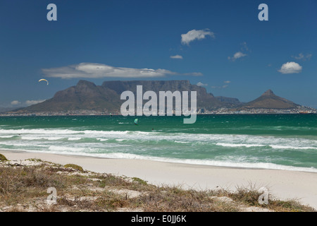 Kitesurfer am Bloubergstrand Beach mit Blick auf Kapstadt und den Tafelberg, Kapstadt, Western Cape, Südafrika Stockfoto