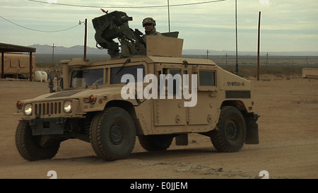 Ein Soldat aus der 1. Staffel, 1. Kavallerie-Regiment, 2nd Brigade Combat Team, 1. US-Panzerdivision, Köpfe auf Manöver während Stockfoto